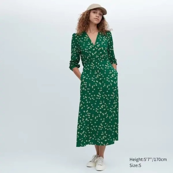 Uniqlo Dresses & Skirts - Uniqlo Printed Floral V Neck Long Sleeve Midi Dress